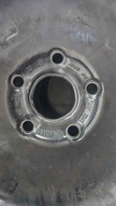 Зимни гуми Pirelli 205/55/16  с джанти и оригинални тасове - 520лв.