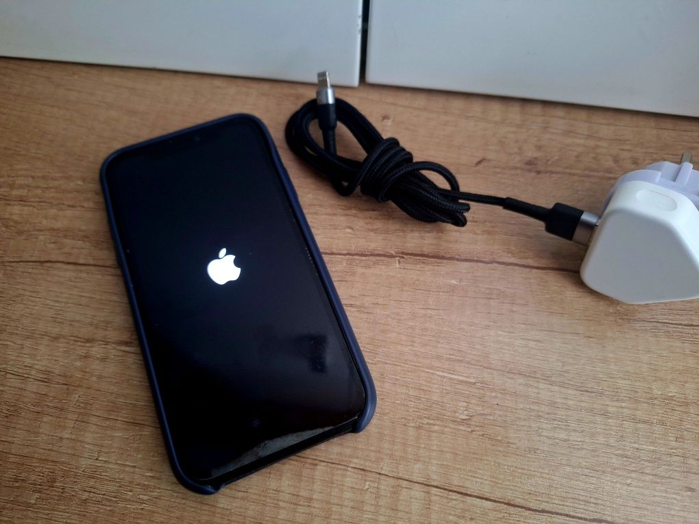 Telefon iPhone XR 64Gb.