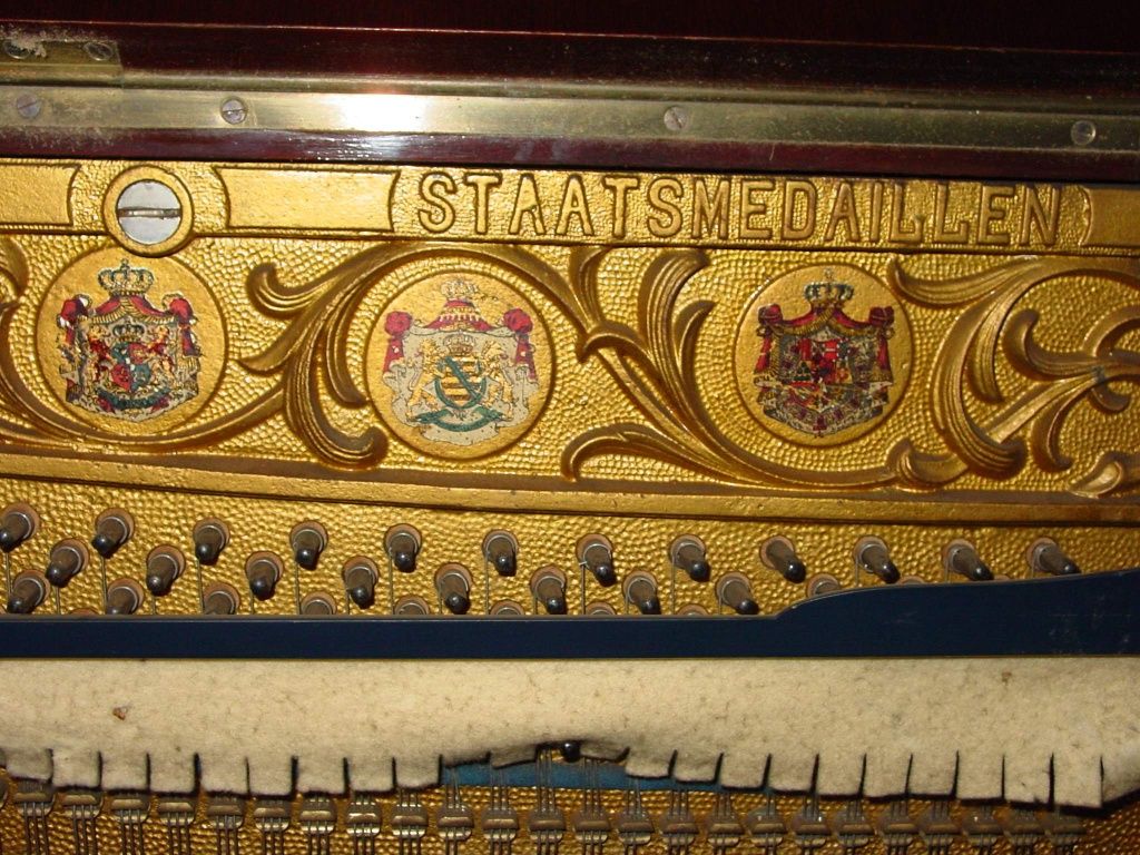 Pianina AUGUST FORSTER_Medaliata_3 Blazoane Regale AUR