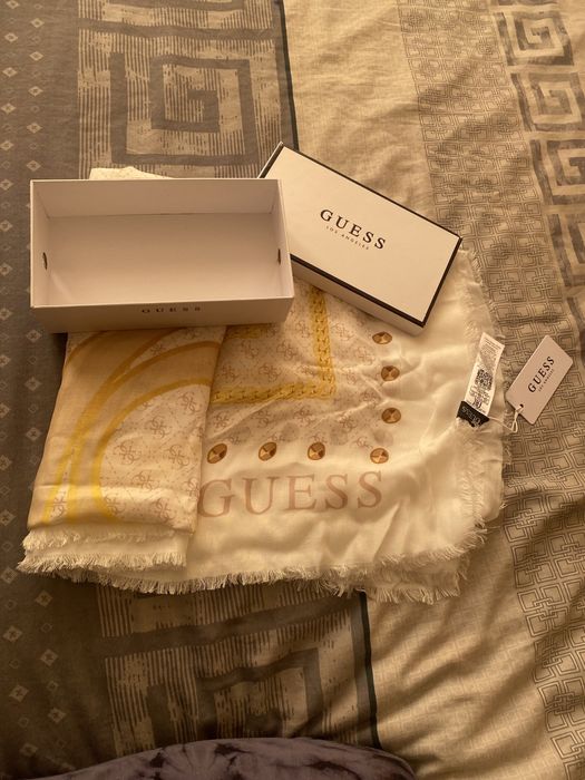 Дамски шал Guess