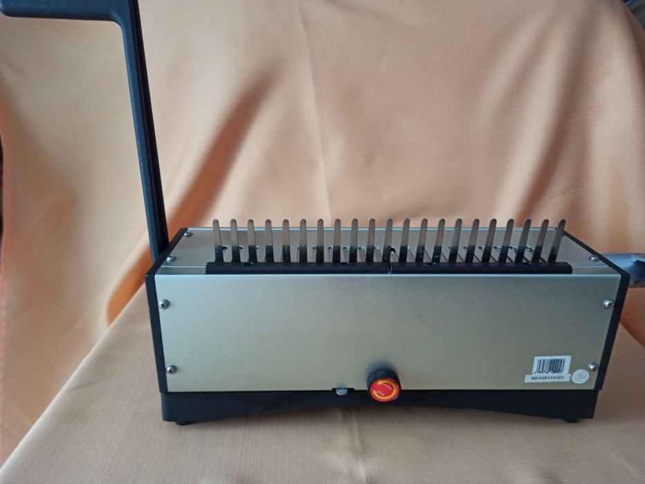 Aparat profesional ARTTER de perforat & indosariat cu șină din plastic