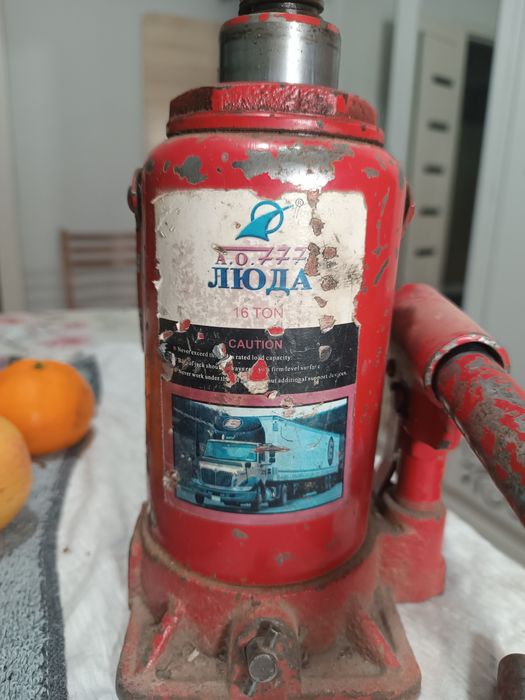 Продаю  домкрат 16 тонный , гидравлический в новом отличном состоянии