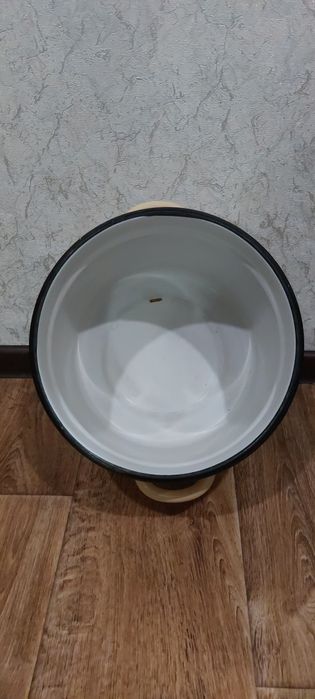 Эмалированная кастрюля