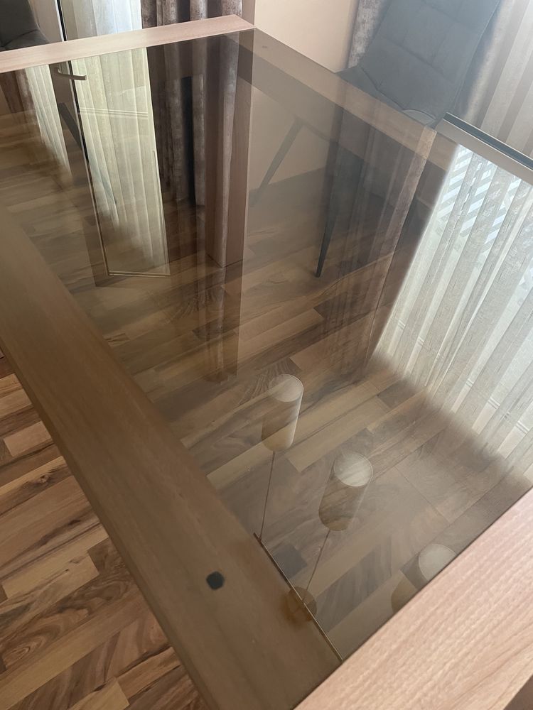 Трапезна маса със стъкло