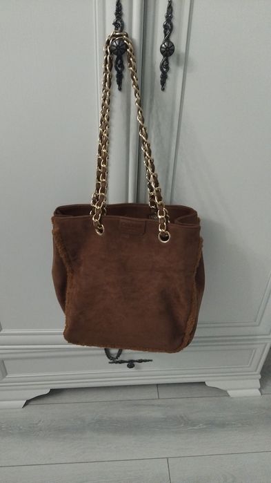 Cizme în culorile toamnei, elegante ,se asortează cu geanta maro.