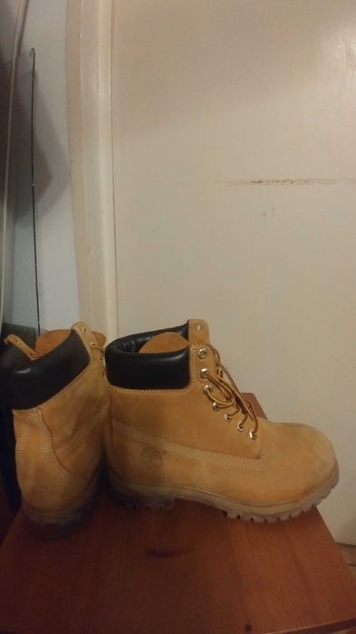 Vând sau schimb bocanci Timberland.