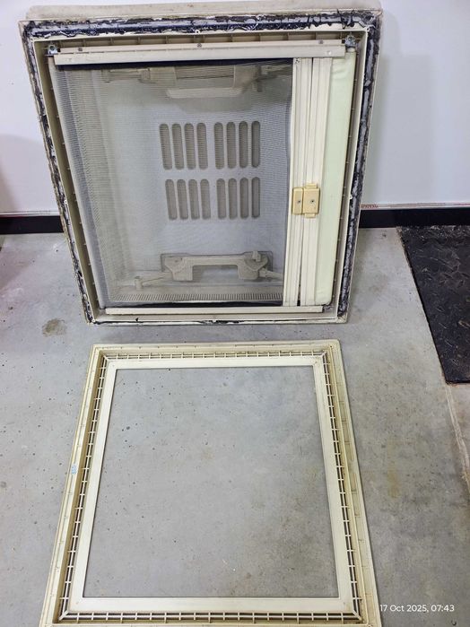 Продавам употребявана капандура (люк) за кемпер, за отвор 480х480 мм.