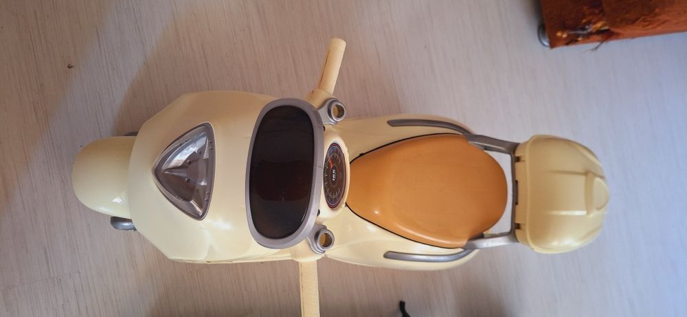 Vand mașinuța electica