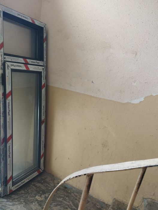 Продам пластиковую раму и дверь.