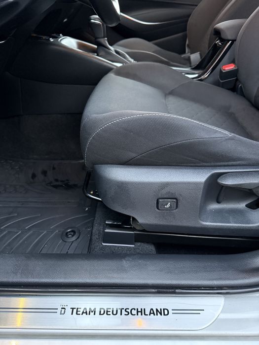 Toyota Corolla Break  1,8 Hybrid 184 CP Team Deutschland 2022 Luna 06