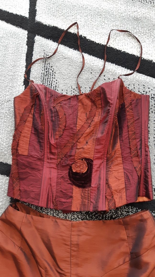 Costum damă fustă și corset.