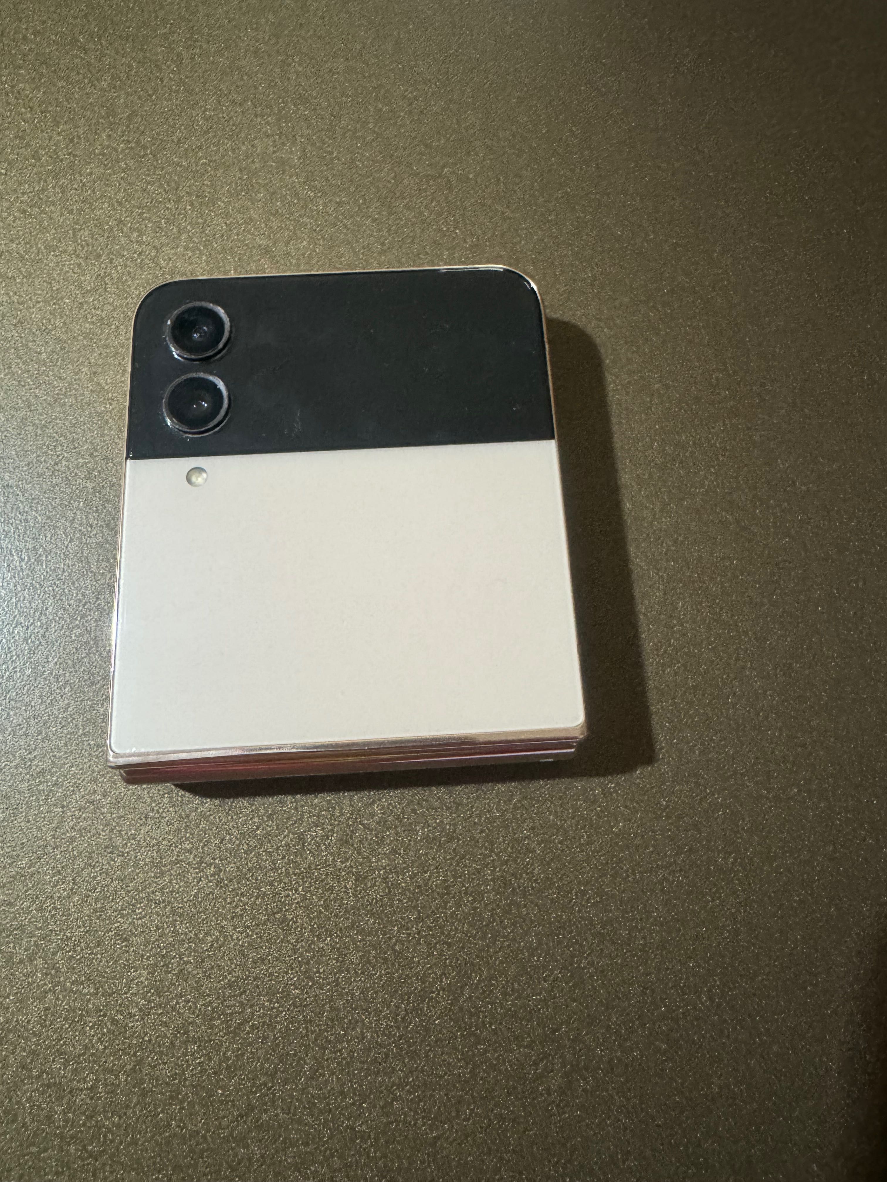 Продавам Samsung Zet flip 4