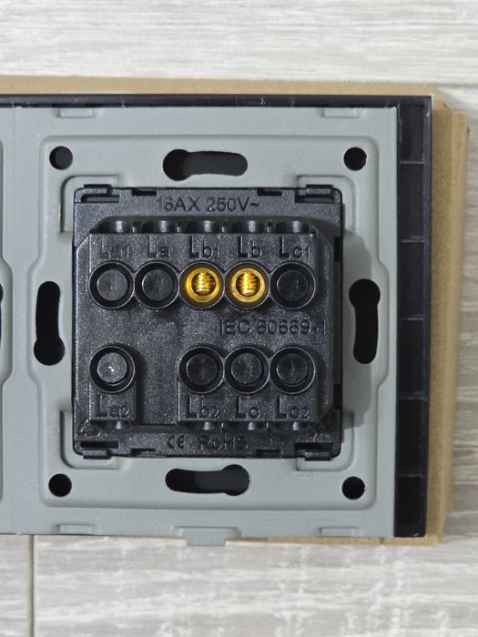 Priză Schuko + întrerupător sticlă – 1 slot, 1 cale – negru