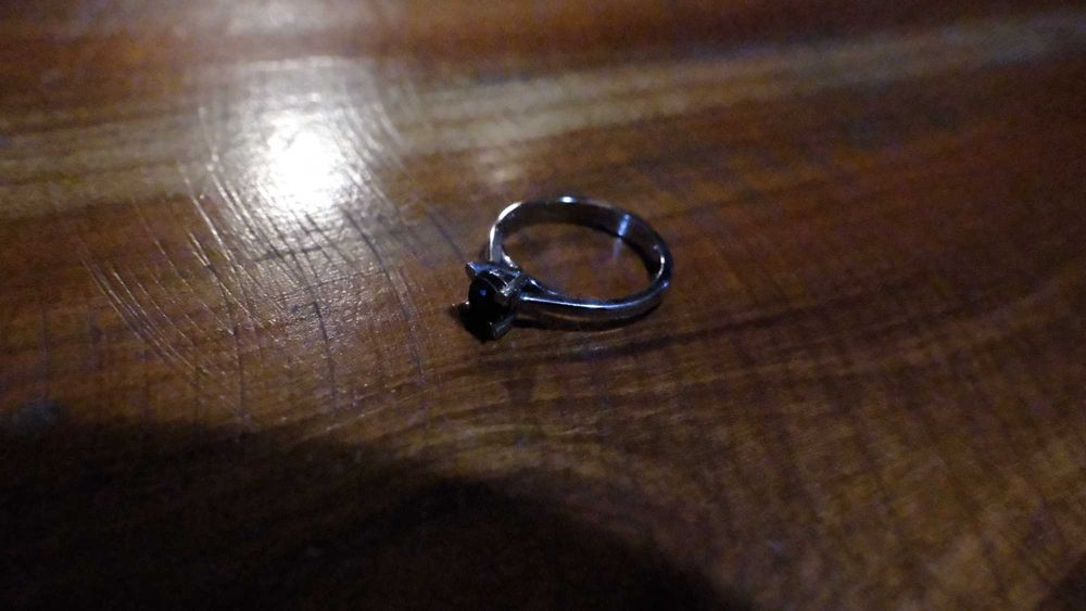 Годежен пръстен от бяло злато и черен диамант