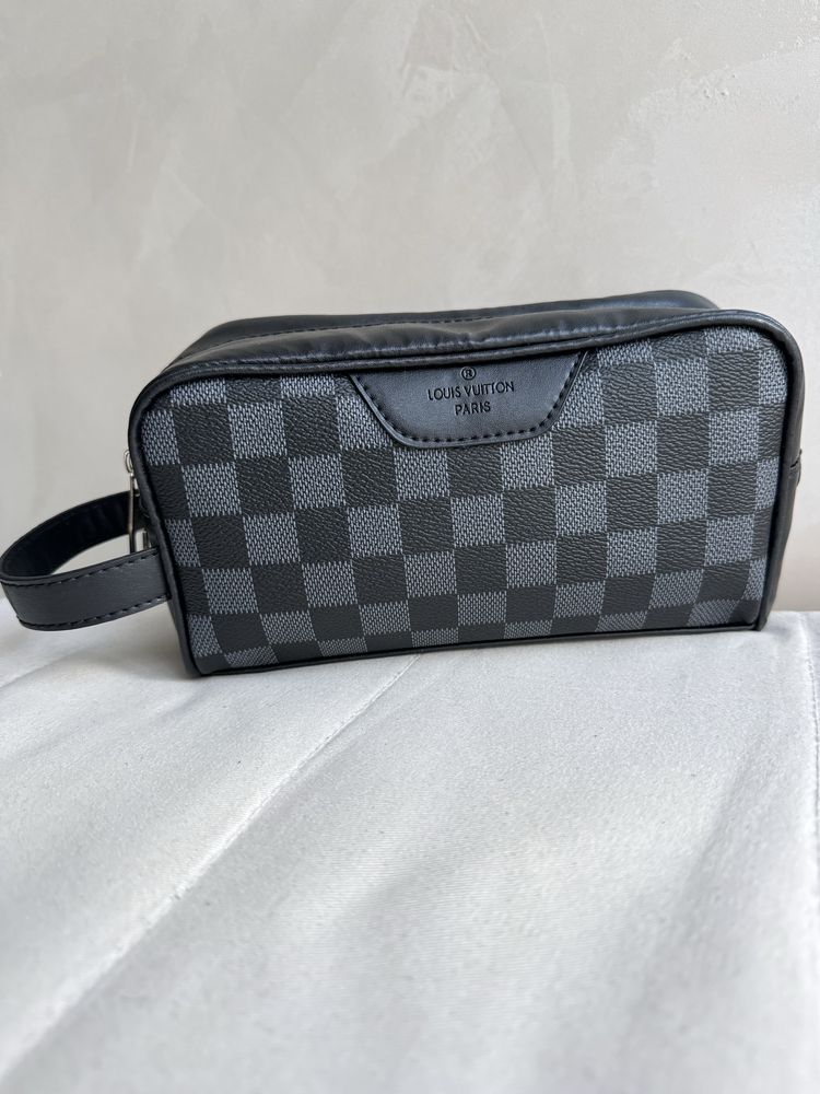 Чанти/несесери Louis Vuitton, Gucci