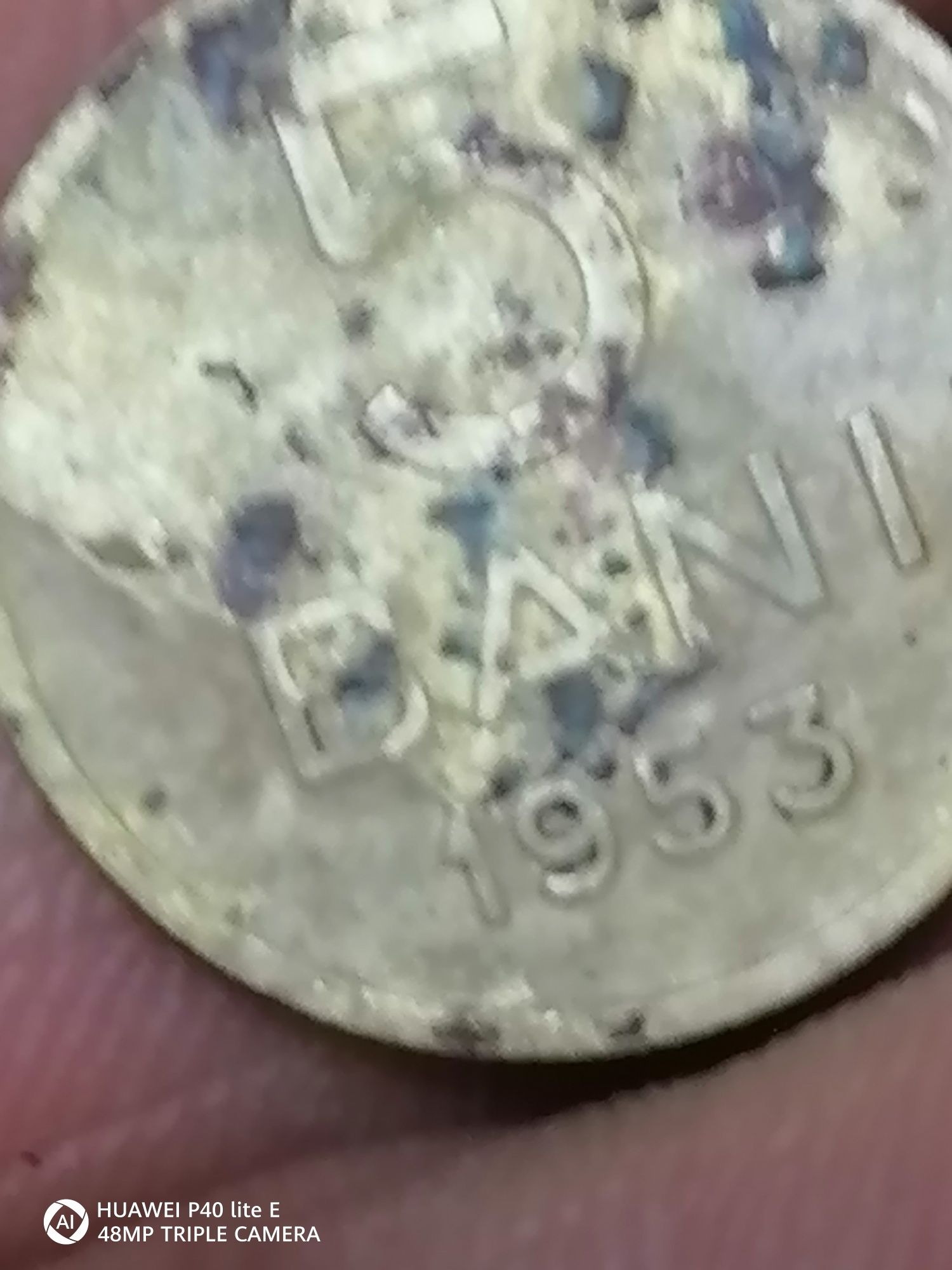 Monede euro și un bănuț de 5 românesc