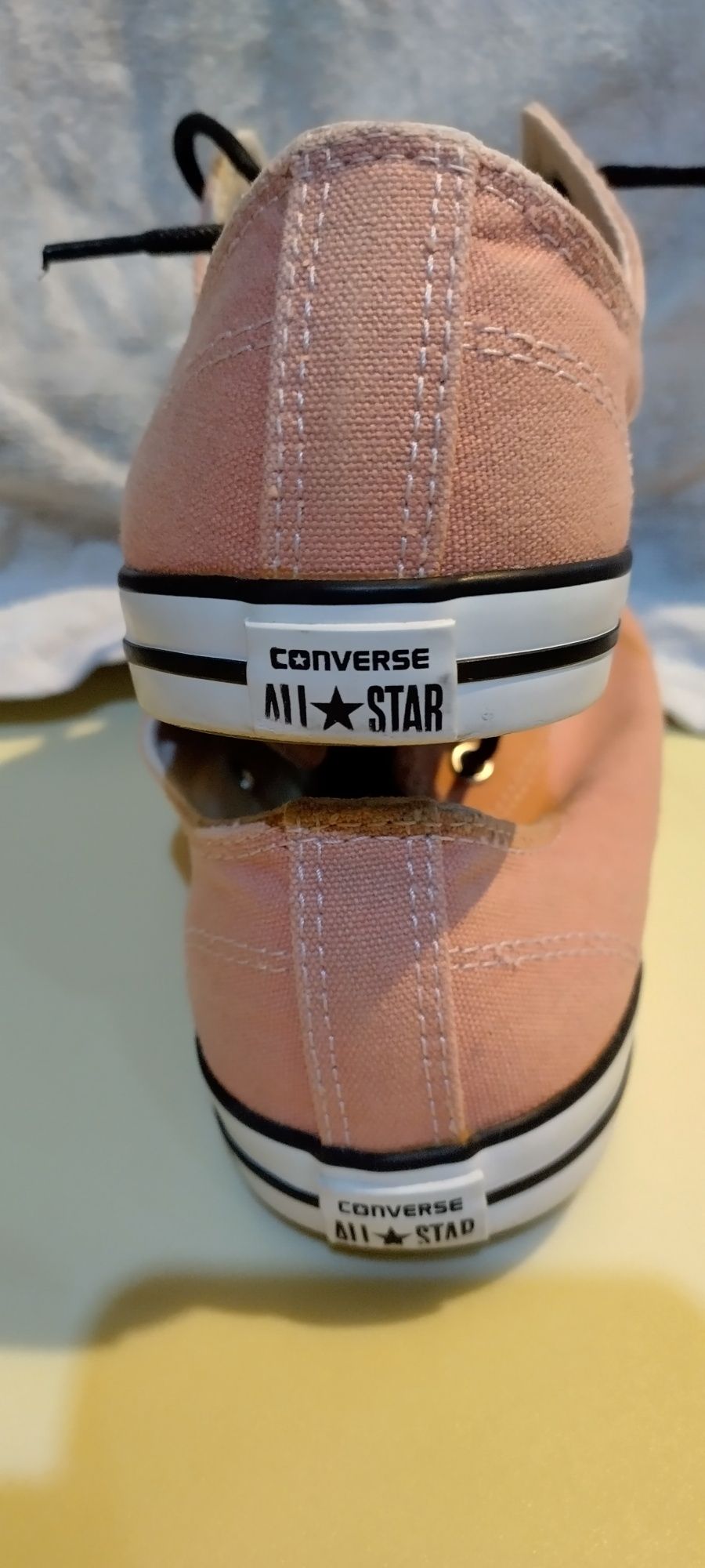 Vând teniși marca Converse