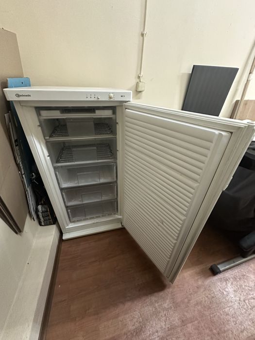 Продавам фризер Bauknecht