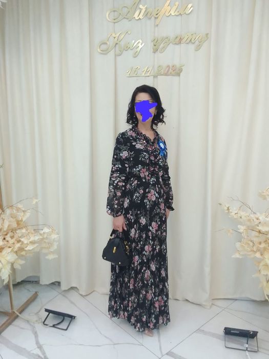 Платье вечернее красивое.