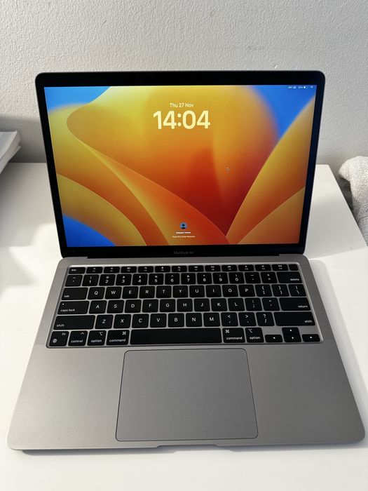 Macbook Air  13” m1 Late 2020 8 GB RAM 256 GB storage