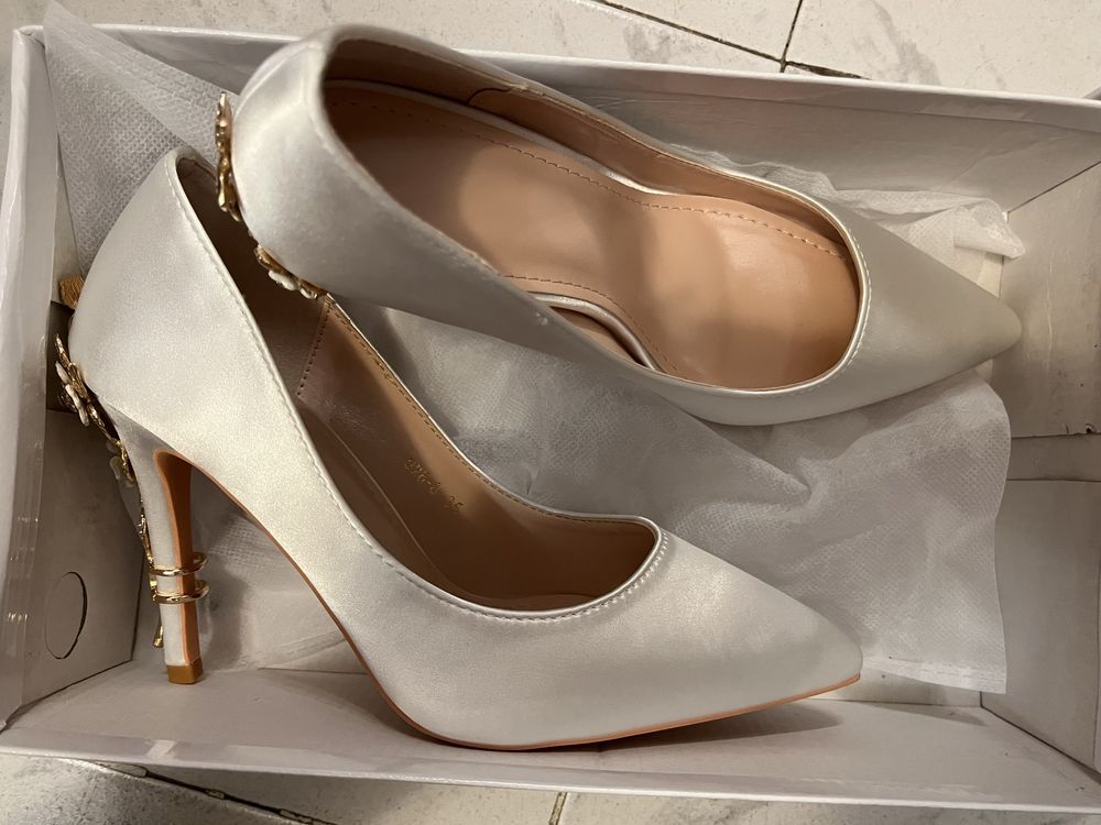 SHEIN Обувки на ток със златни детайли