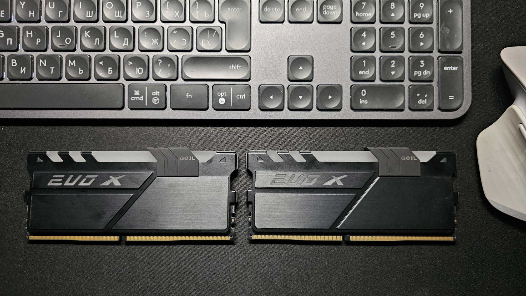 Продам память GEIL DDR4 16X2 32GB 3000mhz