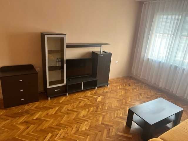 Дава се под наем Двустаен апартамент в Бургас, Център - 70 кв.м за 127.5 € - Снимка #2