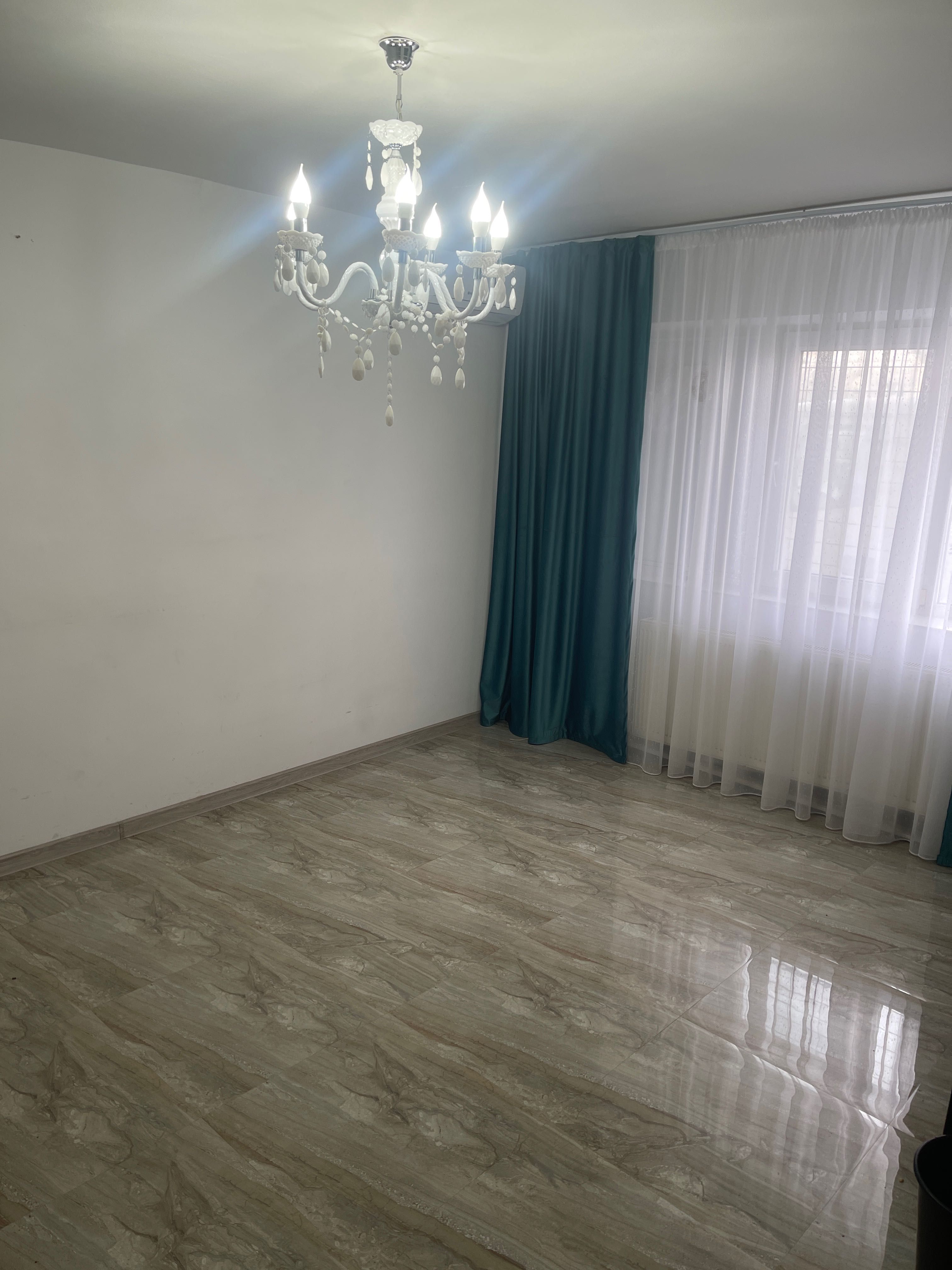 De vânzare apartament 3 camere decomandat