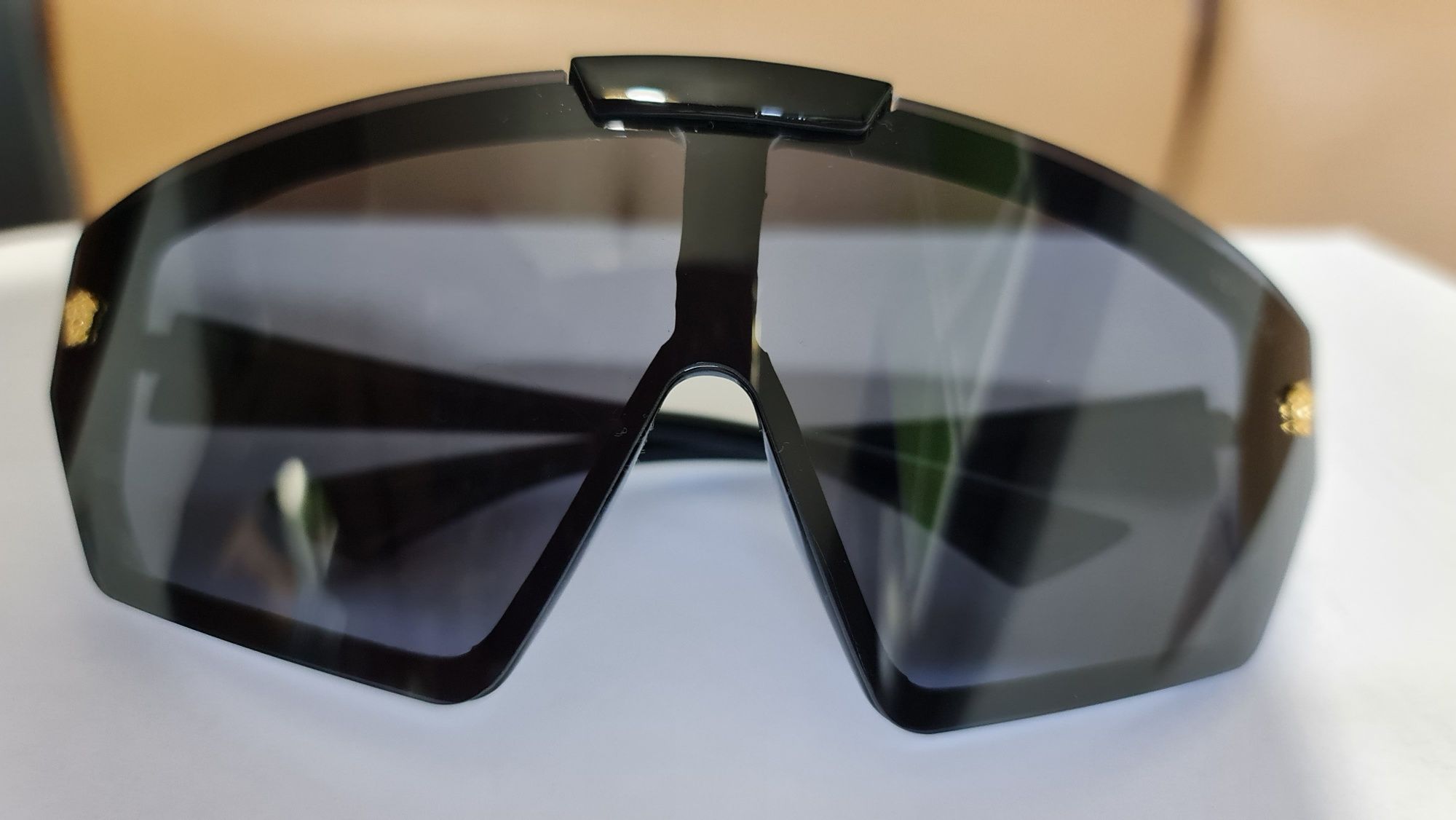 Ochelari de soare v ersace