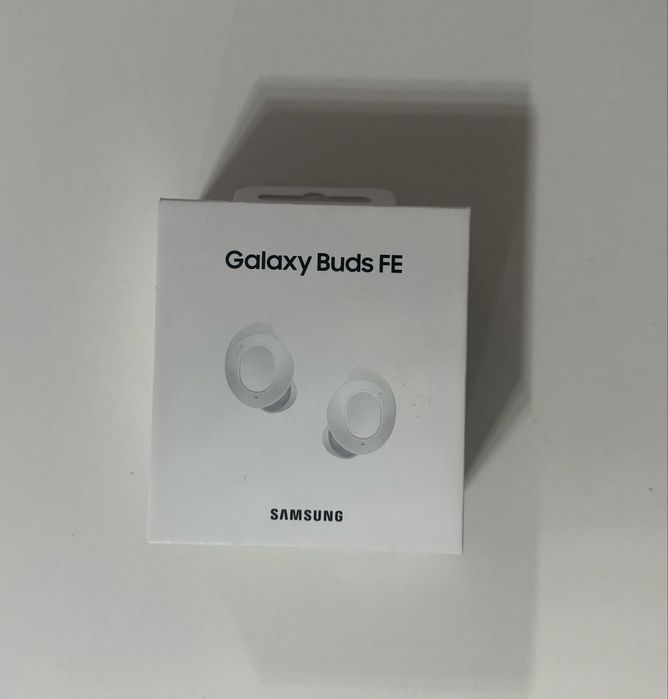 Наушники Galaxy Buds FE белого цвета