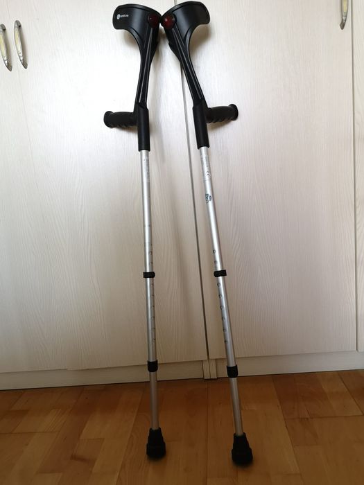 Carje ortopedice cu sprijin pe antebrat, reglabile 135 kg carja