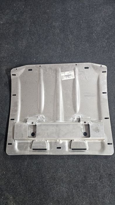Scut metalic nou original Volkswagen Passat B5 

Cod Oe: 8D0 018 910 A