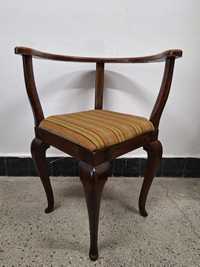 Античен стол с извит гръб