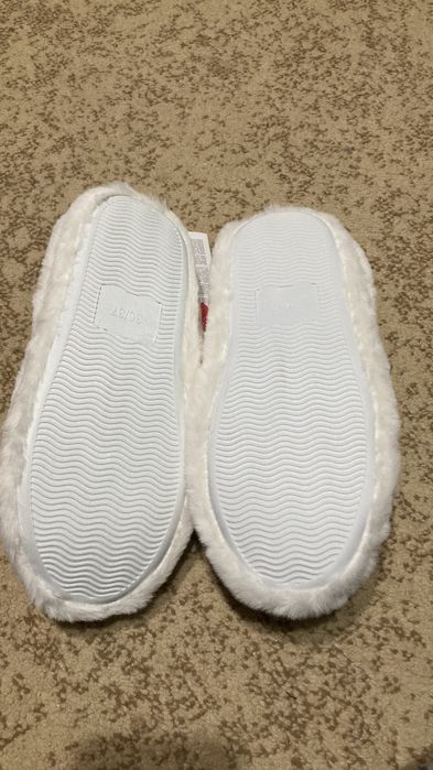 Papuci de casa noi cu eticheta