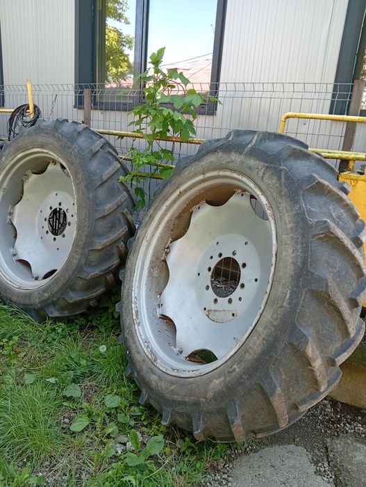 Cauciucuri noi spate tractor U650 umflate pe janta