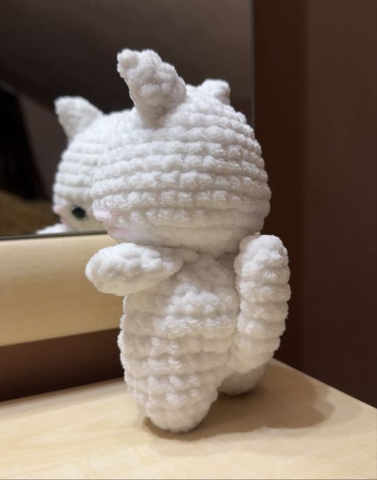 Ръчно плетено коте от мека плюшена прежда