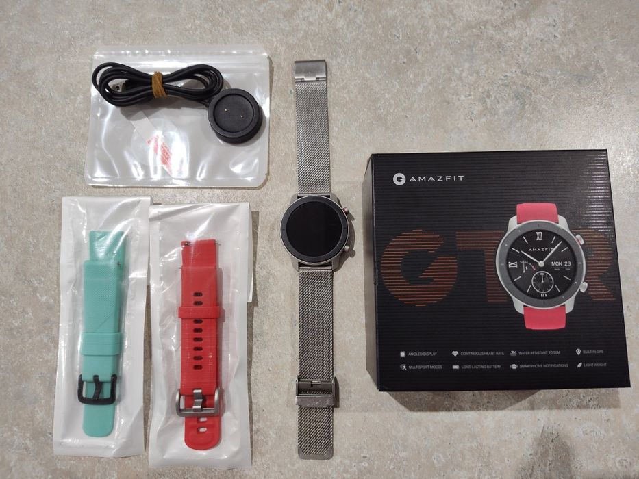 Vând Amazfit GTR, 42mm, cutie full, accesorii extra.