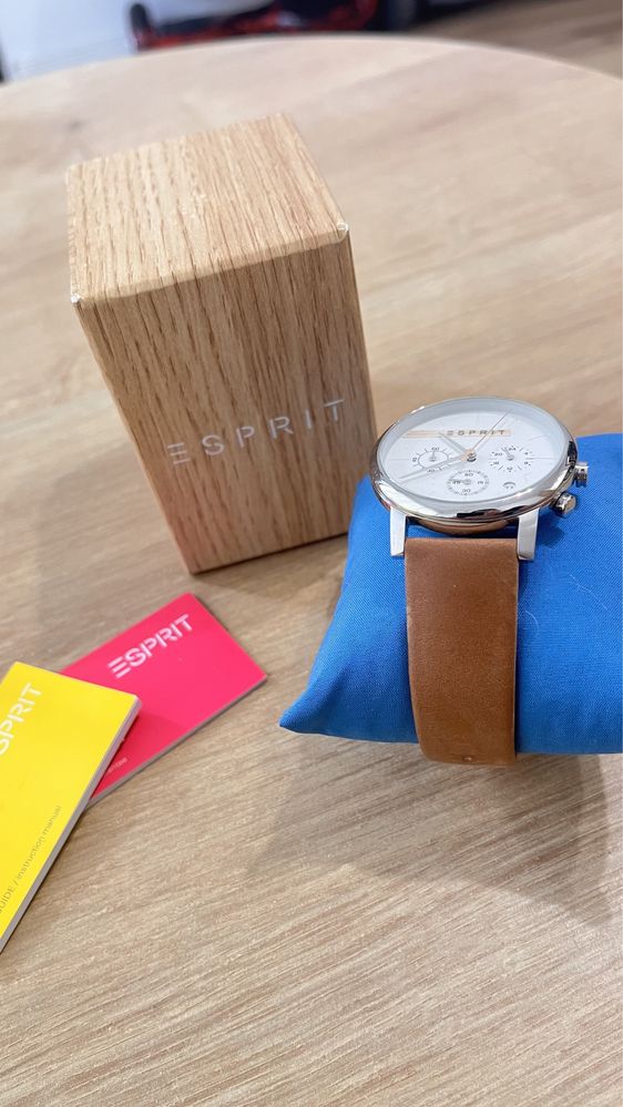 Чисто нов универсален часовник Esprit.