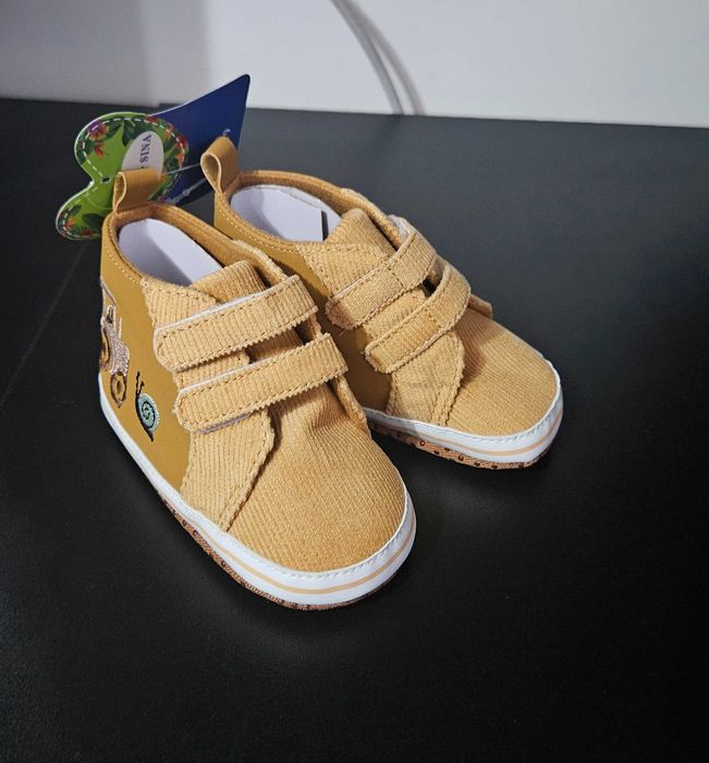 Sneakersi galbeni 7-12 luni