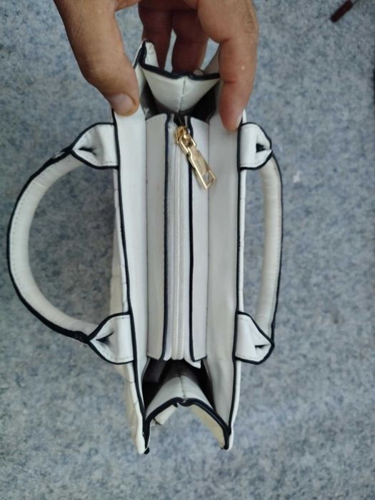 Poseta Dama eleganta Guess