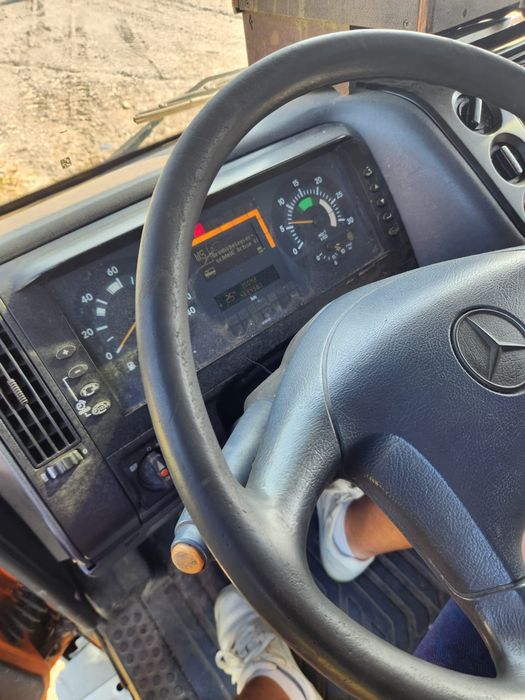 Camion Mercedes Atego basculabil și macara