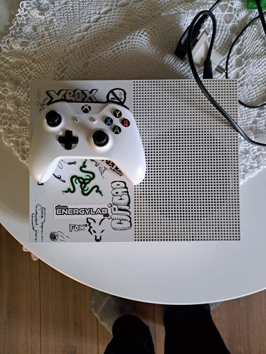 Vând xbox one s, in stare buna.