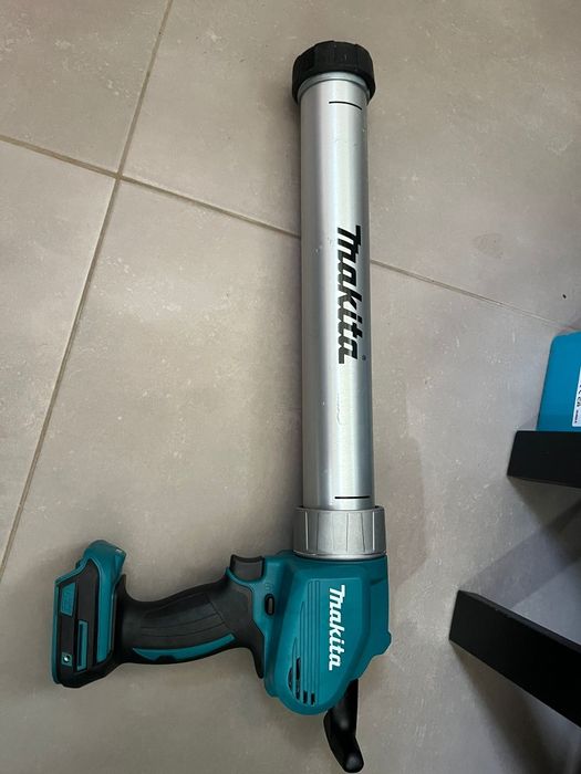 Pistol silicon Makita DCG180 și Autofiletanta cu impact Makita DTD172