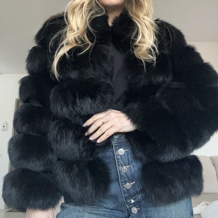 Haina de blana culoarea neagra potrivita pentru marimea S