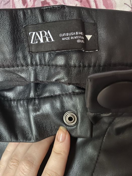 Pantaloni de piele ZARA cu fermoare la glezne