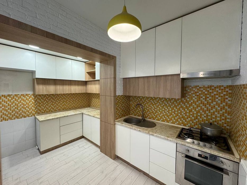 Продается 2х ком квартира, ориентир:кафе Сезам Юнусабад 4 квартал,52м²