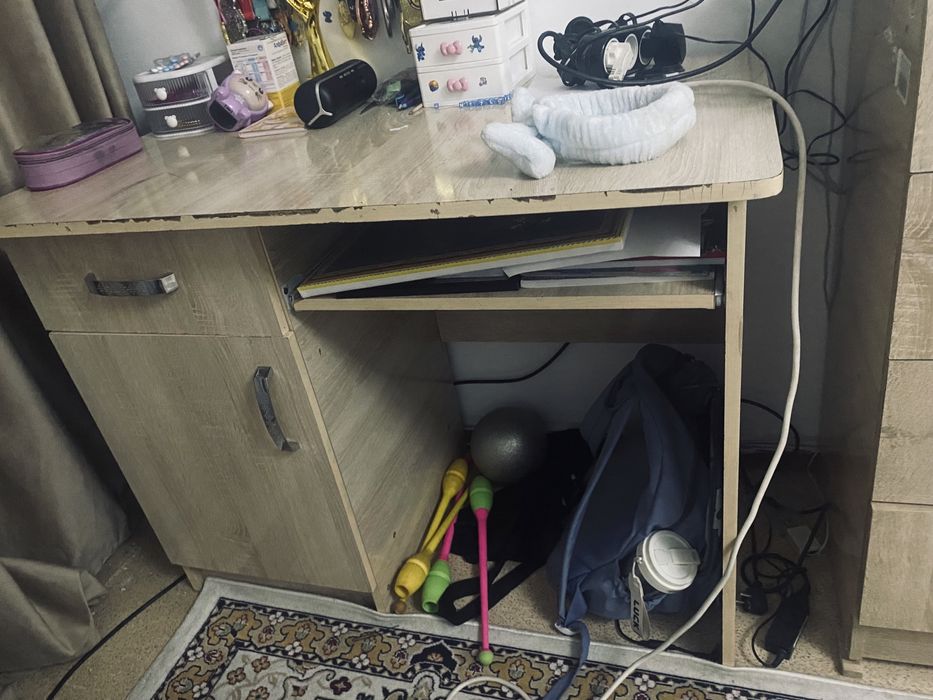 Продам столик для ученика и комод за 10000