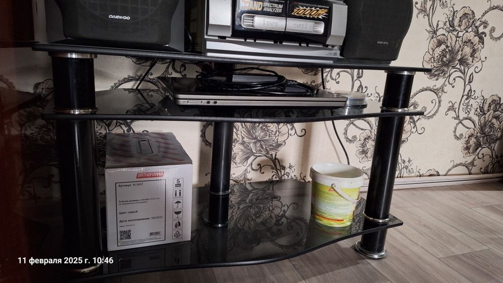 Стекляный столик под телевизор