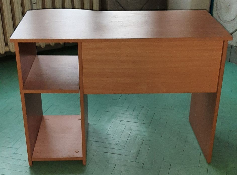 Продавам две бюра