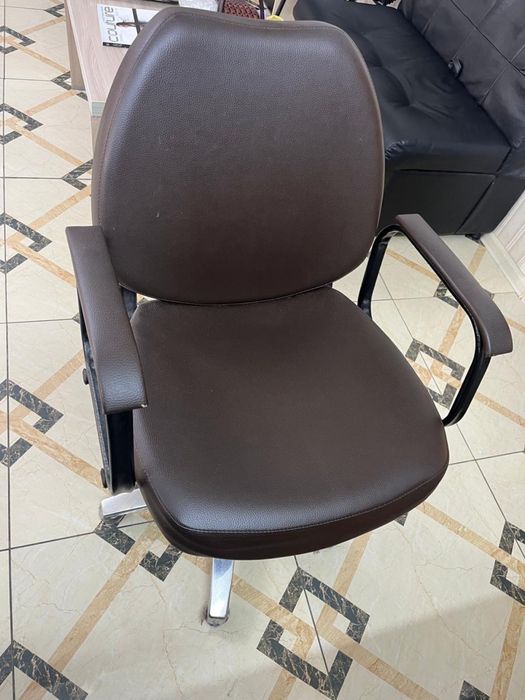 Продам кресло парикмахерское